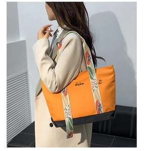 Détail du sac cabas en toile orange avec bandoulière fleurie et broderie Sijichao