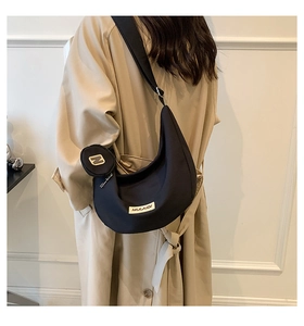 Détail du sac demi-lune en nylon noir avec bandoulière et mini porte-monnaie rond