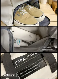 Détail du sac de voyage montrant le compartiment à chaussures et les poches sec-humide