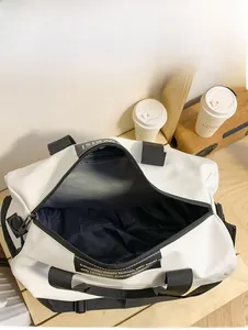 Vue intérieure montrant le grand compartiment principal et la poche zippée du sac de voyage