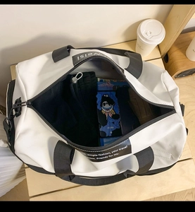 Vue de dessus d'un grand sac de voyage en tissu Oxford avec un intérieur spacieux chic