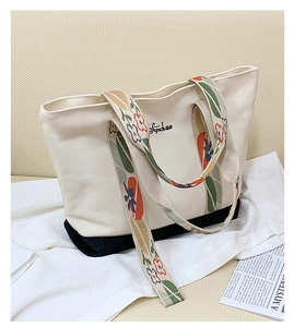 Détail du sac cabas en toile avec bandoulière jacquard à fleurs et broderie lettrée