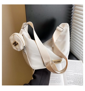 Détail du sac croissant en nylon blanc avec sangle large et mini pochette ronde