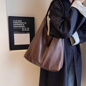Grand sac cabas hobo en cuir synthétique marron foncé avec texture plissée naturelle