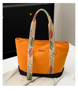 Détail du cabas en toile orange avec anses florales et broderie Sijichao élégante