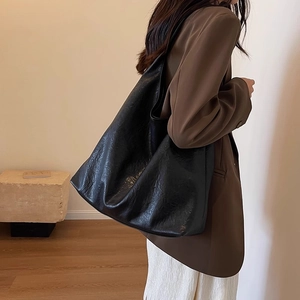 Grand sac hobo noir en cuir pour femme idéal pour le travail et le quotidien