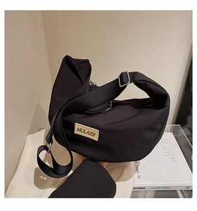 Détail du sac croissant en nylon noir avec étiquette MULAIDI et boucle métallique