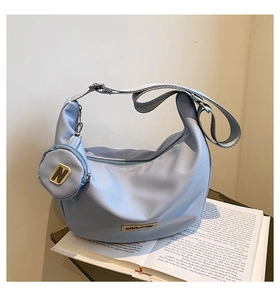 Détails du sac croissant bleu clair avec logo, bandoulière large et petit porte-monnaie