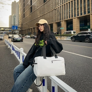 Grand sac de voyage blanc en tissu oxford avec sangles noires pour sport et fitness