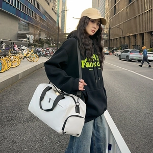 Grand sac de voyage fitness blanc en Oxford avec sangles noires en style lifestyle urbain