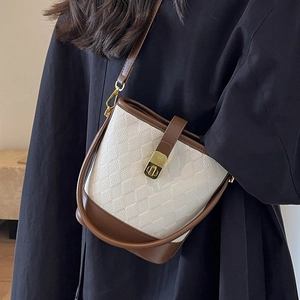 Sac seau bicolore beige et marron avec motif losanges et boucle dorée élégante