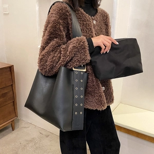Grand sac cabas noir en similicuir avec bandoulière à œillets pour femmes actives