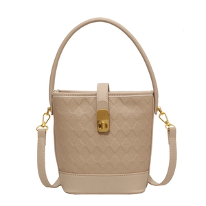 Sac seau matelassé beige avec fermoir doré et bandoulière réglable élégante