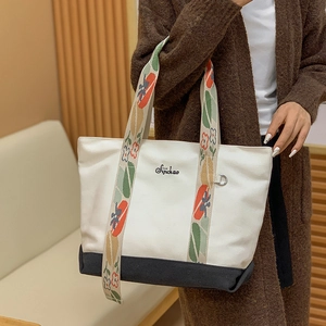 Grand sac cabas en toile avec bandoulière jacquard et design patchwork noir et blanc