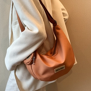 Sac bandoulière demi-lune orange en nylon avec sangle large et porte-monnaie