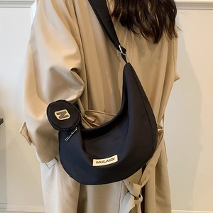 Sac bandoulière demi-lune noir minimaliste pour femme avec petit porte-monnaie rond