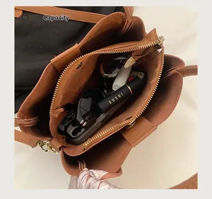 Vue détaillée de l'intérieur du sac seau en cuir marron avec grande capacité