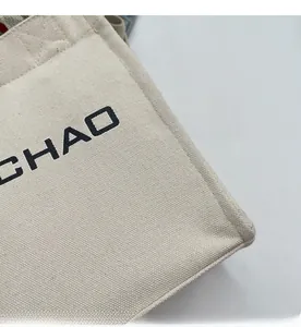 Detailansicht der cremefarbenen Canvas-Beuteltasche mit markantem CHAO-Buchstaben-Aufdruck