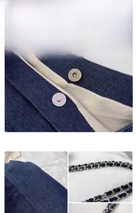 Détail du sac en denim bleu foncé avec boucle magnétique, chaîne et doublure à chevrons