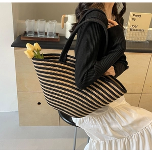 Detailansicht der gewebten Tragetasche mit schwarz-gelben Streifen und feiner Stricktextur
