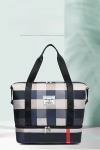 Détail du sac de voyage en Oxford à carreaux bleus avec compartiment à chaussures séparé