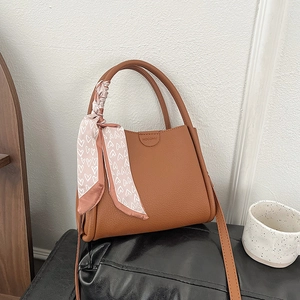 Sac à main en cuir marron avec foulard en soie, élégant sac à bandoulière
