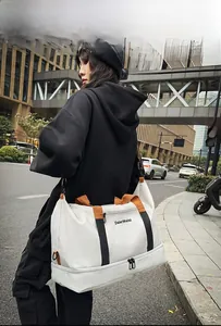 Detailansicht der weißen Reisetasche aus Nylon mit Schuhfach und verstärkten Riemen