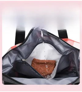 Détail du compartiment de séparation sec-humide avec fermeture éclair étanche du sac