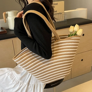 Große gewebte Tragetasche mit braun-weißen Streifen für Damen im Alltag