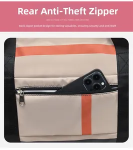 Détail de la poche antivol arrière sur le sac de voyage beige en tissu Oxford avec mobile