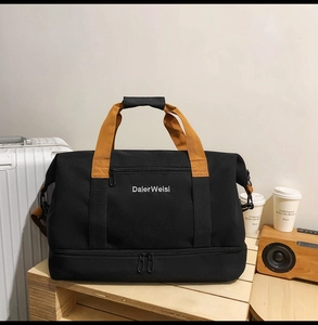 Detail einer schwarzen Oxford-Reisetasche mit separatem Bodenfach für Schuhe oder Wäsche
