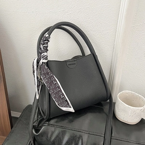 Sac à main en cuir noir texturé avec foulard en soie et bandoulière amovible