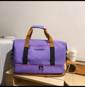 Detailansicht der lila Reisetasche mit praktischem Schuhfach im Doppelboden-Design