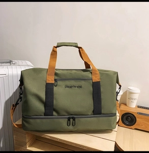 Detailansicht der grünen Reisetasche mit separatem Bodenfach für Schuhe oder Wäsche