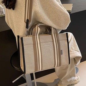 Sac fourre-tout en toile avec bordure noire contrastée et bandoulière rayée décontractée