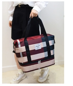 Vue détaillée du sac de voyage à carreaux avec compartiment séparé zippé au fond du sac