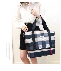 Sac de voyage à carreaux grande capacité avec poignées en nylon et détails de logo chic
