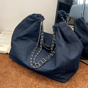 Grand sac cabas en denim bleu foncé avec anses en chaîne argentée en décor intérieur