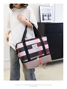 Détail du grand sac de voyage en tissu oxford à carreaux avec compartiment à chaussures