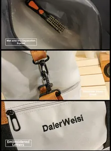 Detail der Trocken-Nass-Trennungstasche und Metallhaken am verstellbaren Schultergurt