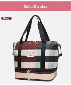 Détail du sac de voyage à carreaux rouges avec compartiment principal et section zippée