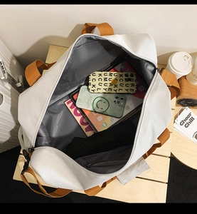 Innenansicht der weißen Reisetasche mit großem Fassungsvermögen und grauem Innenfutter