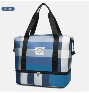 Détail du sac de voyage bleu à carreaux avec compartiment séparé pour chaussures au fond
