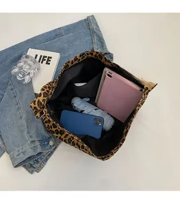 Vista interna della grande borsa tote in tela leopardata che mostra lo spazioso vano interno