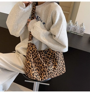 Borsa a tracolla oversize in tela con stampa leopardata indossata da una modella