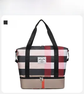 Détail du sac de voyage à carreaux avec compartiment inférieur séparé pour les chaussures