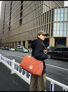 Gros plan sur le tissu oxford durable et le patch hexagonal 1939 sur un sac de voyage