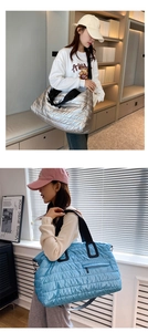 Détail du sac fourre-tout matelassé en argent métallisé et bleu pour sport et voyage