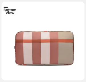 Vue du dessous montrant la structure plate et le motif à carreaux de ce sac