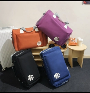 Détail de sacs de voyage en tissu oxford en quatre couleurs avec logos hexagonaux blancs